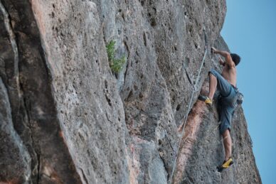 Escalada deportiva en entorno natural © Oriol Clavera, Diputación de Barcelona