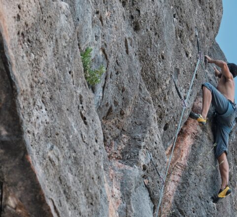 Escalada deportiva en entorno natural © Oriol Clavera, Diputación de Barcelona