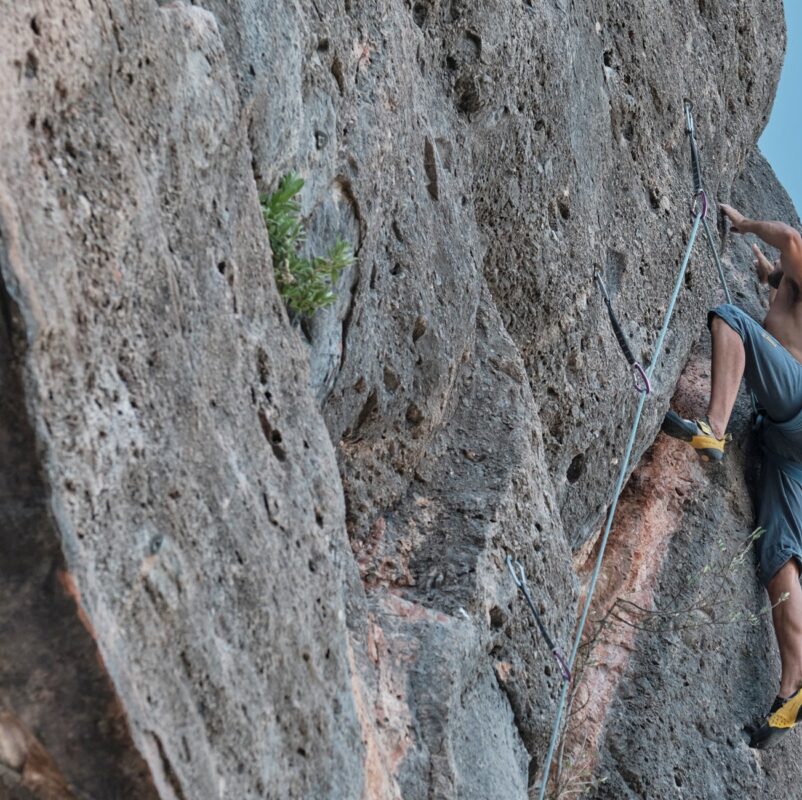 Escalada deportiva en entorno natural © Oriol Clavera, Diputación de Barcelona